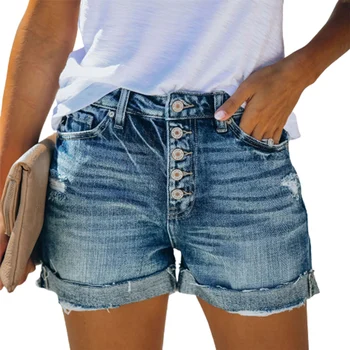 נשים של אמצע המותן אחת עם חזה החדרת מכנסי ג ' ינס קצרים בקיץ מגמת אופנת רחוב בציר שבור, חורים שלושת רבעי בכיס המכנסיים