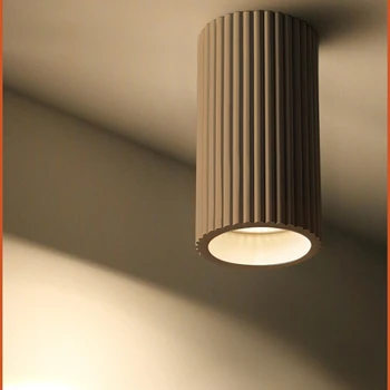 פשוט ומודרני מסדרון התקרה זרקורים עם downlights בסלון, לא עיקרי אורות להאיר את התקרה